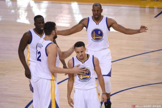 两人情难自 两人情难自